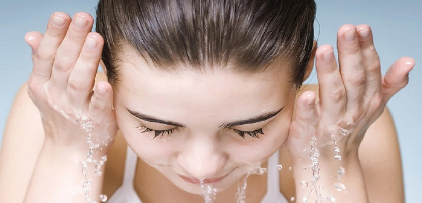 8 أخطاء تضر بشرتك خلال فصل الشتاء .. الصابون وقلة شرب المياه الأبرز