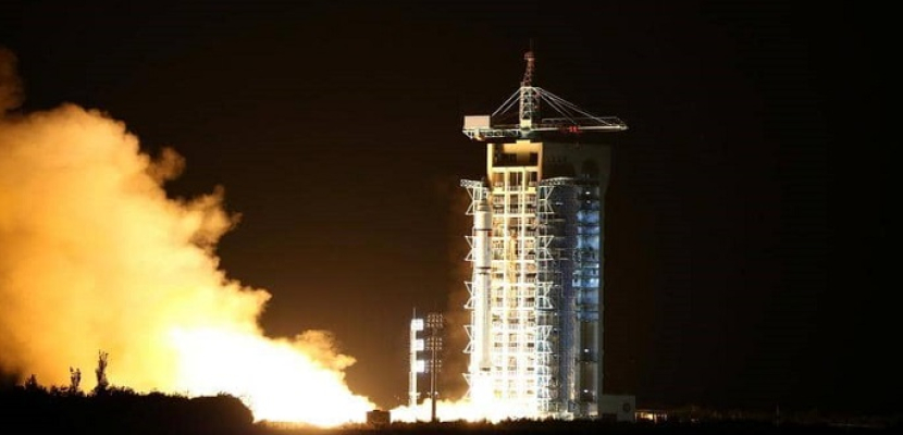 الصين تطلق مسبارا لجمع عينات من القمر