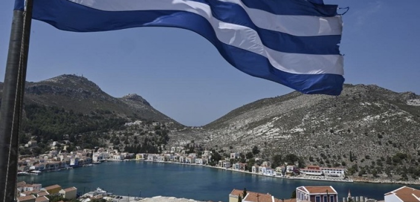 خفر السواحل اليونانية تنفذ عملية إنقاذ واسعة النطاق عقب استغاثة قارب مهاجرين