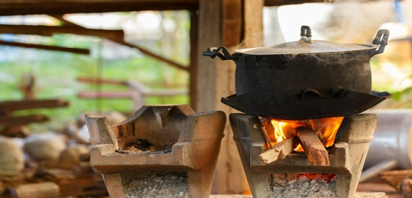 دراسة : الطهي باستخدام الخشب قد يتسبب في تلف الرئة