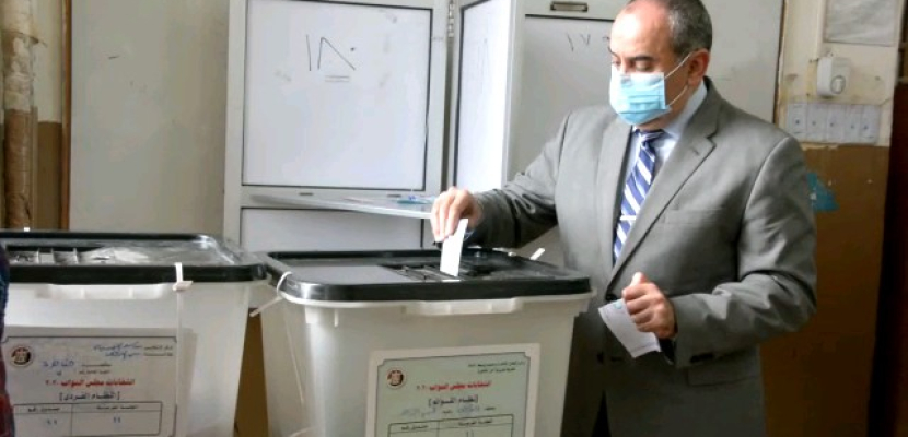 بالصور .. وزير الطيران المدنى يدلي بصوته في انتخابات مجلس النواب