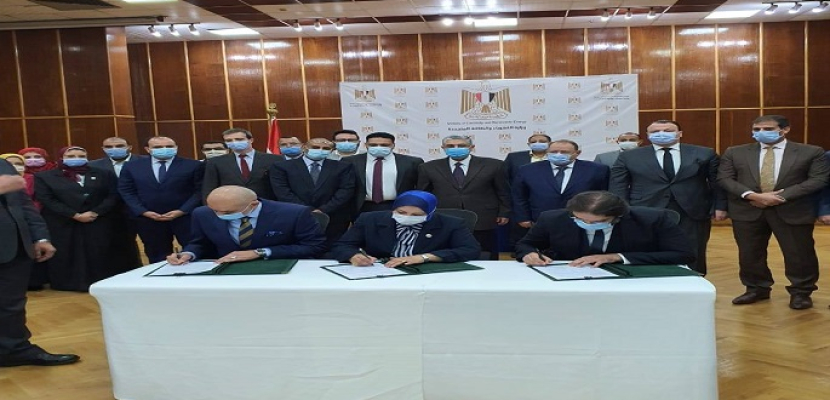 بالصور .. وزير الكهرباء يشهد توقيع عقد بين الشركة المصرية لنقل الكهرباء وشركة “هيتاشى اى.بى.بى “
