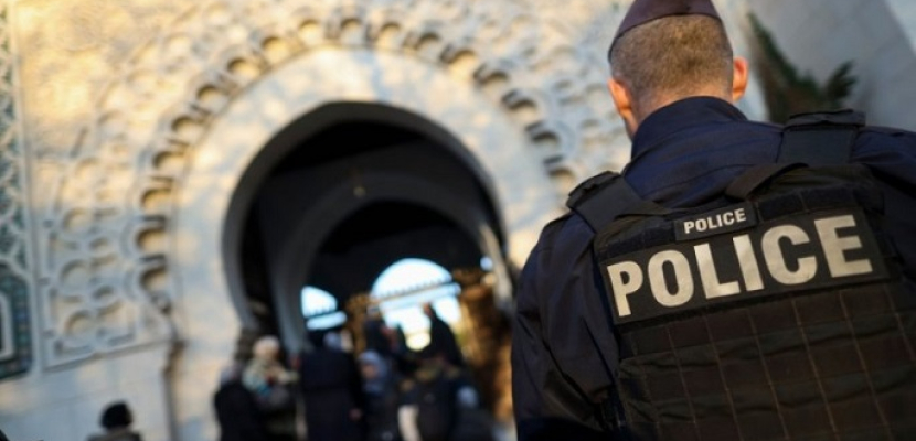 فرنسا تضع أكثر من 70 مسجدا تحت المراقبة وتهدد بإغلاقها
