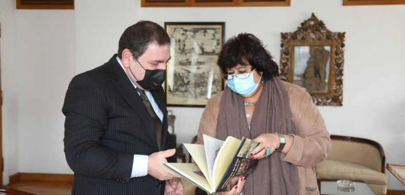 وزيرة الثقافة تبحث مع سفير أذربيجان بالقاهرة تعزيز التعاون الثقافي