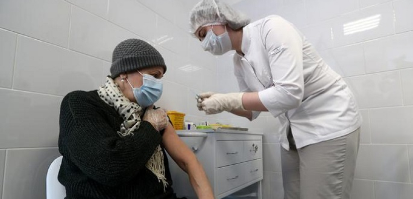 روسيا: تطعيم جميع المتطوعين فوق 60 عاما بالجرعة الأولى للقاح “إبيفاك كورونا”