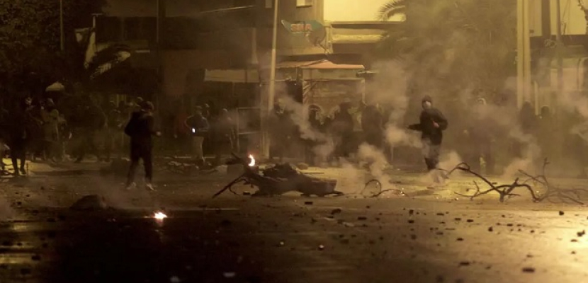 مدن تونس تشهد مواجهات بين محتجين والشرطة لليوم الثاني.. واعتقال أكثر من 240 شخصا