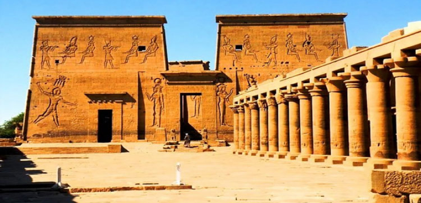 وزير السياحة والآثار ومحافظ أسوان يفتتحان أعمال ترميم “معبد إيزيس”