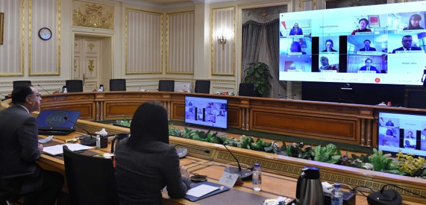 بالفيديو والصور.. رئيس الوزراء يعقد اجتماعا عبر الفيديو كونفرانس مع رئيسة البنك الأوروبى لإعادة الإعمار والتنمية