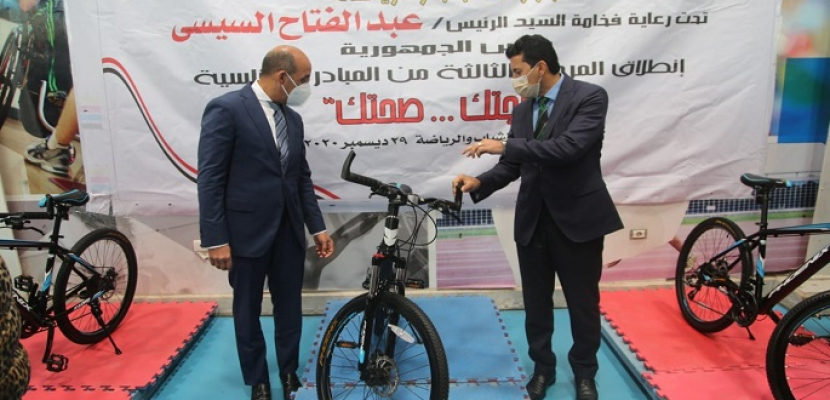 بالصور.. وزير الشباب والرياضة يسلم دراجات المرحلة الثالثة من مبادرة “دراجتك.. صحتك”