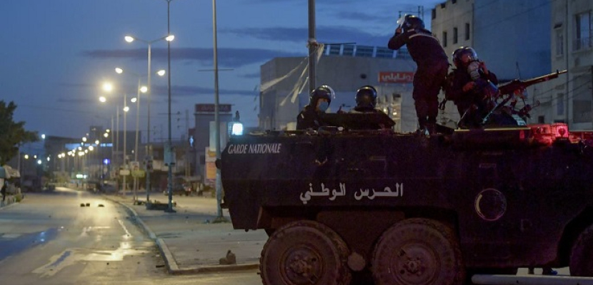 انتشار وحدات عسكرية في ولايات تونسية لحماية المقرات السيادية وسط حملة اعتقالات بالمئات
