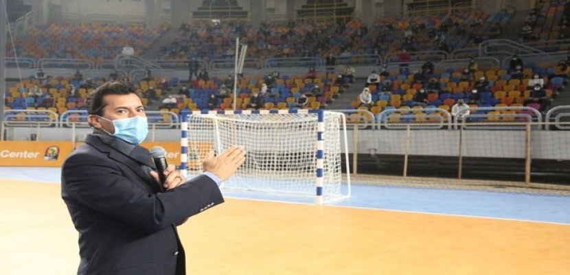 وزير الشباب والرياضة يلتقى متطوعي بطولة كأس العالم لكرة اليد