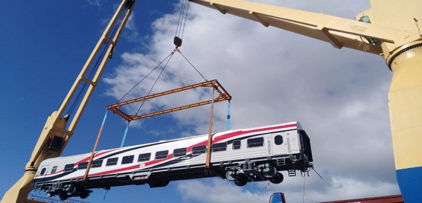 بالصور .. وزير النقل يعلن وصول 19 عربة سكة حديد جديدة للركاب إلى ميناء الإسكندرية