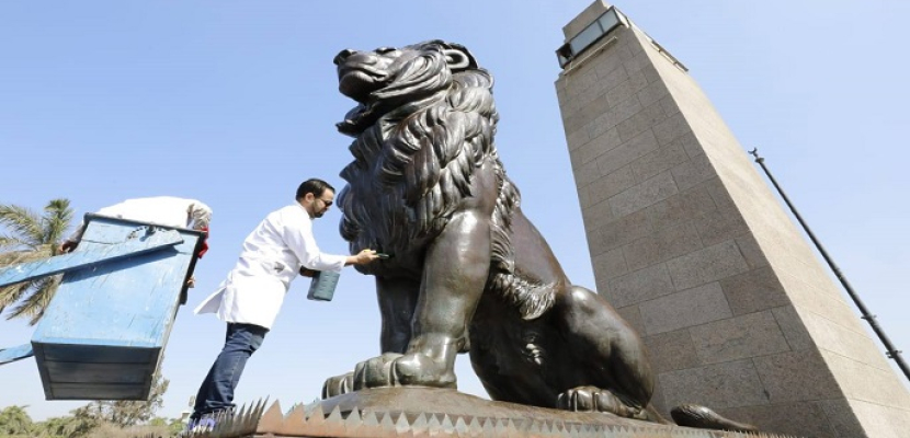 بالصور.. وزارة السياحة والآثار تطلق حملة موسعة لتنظيف وصيانة التماثيل بالميادين العامة