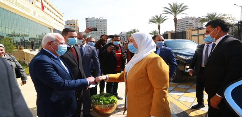 وزيرة التضامن ومحافظ بورسعيد يفتتحان وحدة التضامن الاجتماعي بجامعة بورسعيد