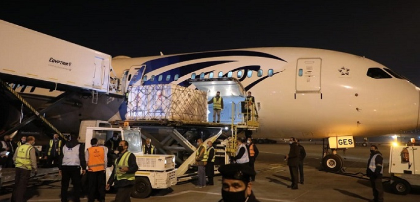 بالفيديو والصور .. وصول شحنة جديدة من لقاح فيروس كورونا الصينى إلى مطار القاهرة