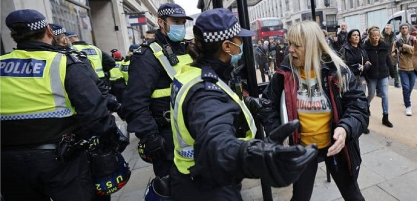 الإندبندنت: إصابة عدة ضباط واعتقال 36 شخصا في لندن وسط مظاهرات “كورونا”