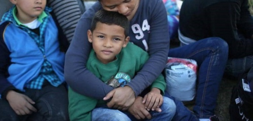 “الدفاع الأمريكية” توافق على طلب إيواء أطفال مهاجرين في قاعدتين بتكساس