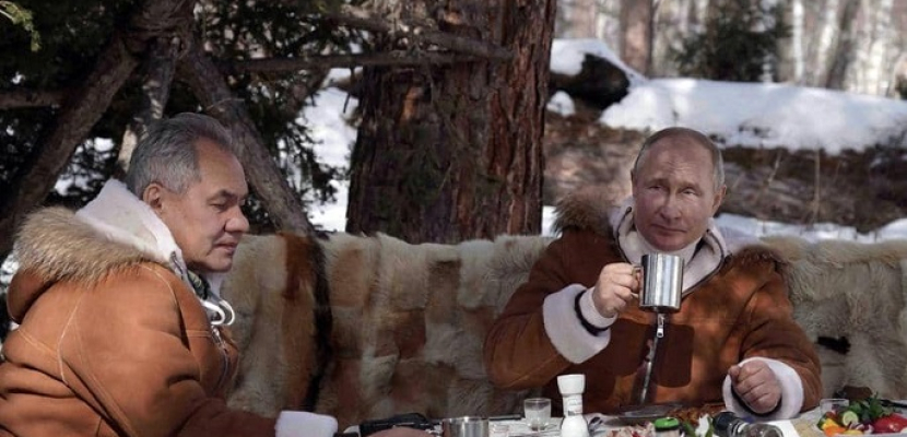 بالصور.. عطلة بوتين ووزير دفاعه “وسط الثلوج”