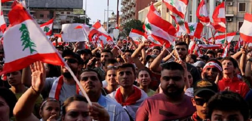 محتجون لبنانيون ينظمون وقفة احتجاجية للمطالبة بحكومة انتقالية وتنفيذ الإصلاحات