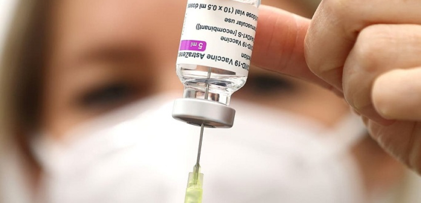 الجارديان: اللقاحات لحماية العالم وليس شركات الأدوية الكبرى