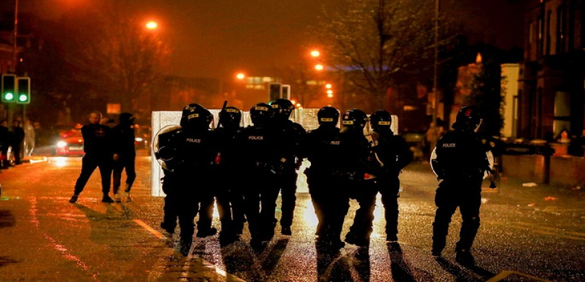 صدامات عنيفة في ايرلندا الشمالية رغم دعوات التهدئة