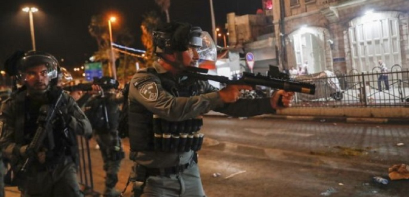 الاحتلال الاسرائيلي يغلق حي الشيخ جراح ويعتدي على أهله والمتضامنين معهم
