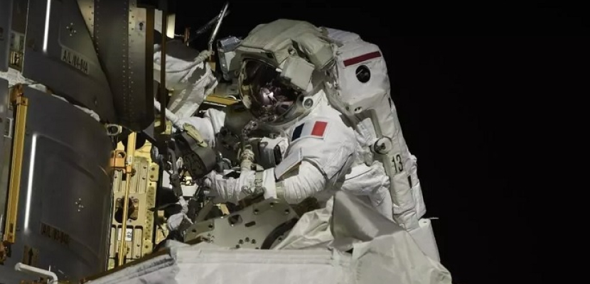 توما بيسكيه وشاين كيمبرو يخرجان من محطة الفضاء لنصب ألواح شمسية في الفراغ الخارجي