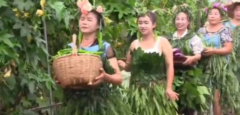 مزارعات ترتدين فساتين من أوراق الخضروات لترويج منتجاتهم
