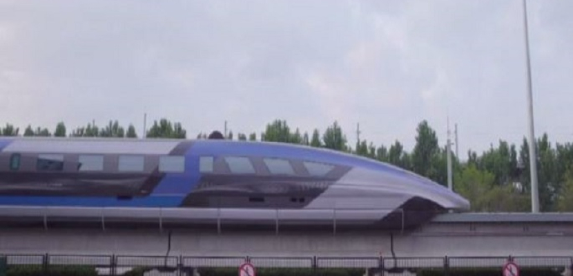 بسرعة تصل إلى 600 كلم بالساعة.. الصين تعرض أول قطار مغناطيسي لها