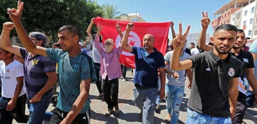 وسط إجراءات أمنية مشددة .. اندلاع احتجاجات في تونس تطالب بإسقاط الحكومة وحل البرلمان