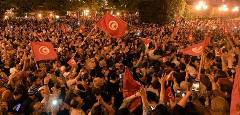 آلاف التونسيين يحتفلون بقرار الرئيس قيس سعيد إقالة الحكومة وتجميد عمل البرلمان