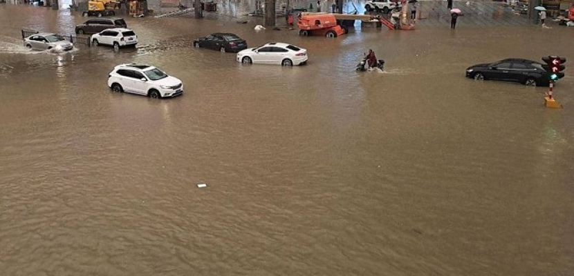 مقتل وإصابة 17 شخصا جراء الفيضانات العارمة في وسط الصين