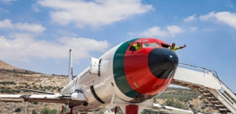 شقيقان فلسطينيان يحولان طائرة “بوينج 707” إلى مقهى وصالة أفراح