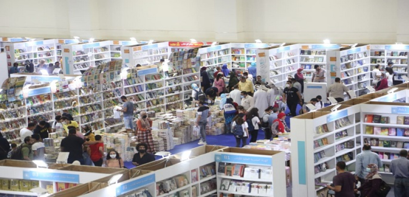 إقبال كبير على معرض القاهرة الدولي للكتاب فى يومه الأخير