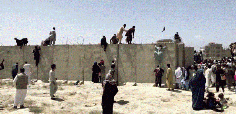 فاينانشال تايمز: هروب الأفغان ينذر بموجة جديدة من اللاجئين