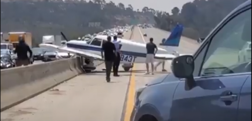 طائرة تصطدم بسيارة على طريق سريع في الولايات المتحدة