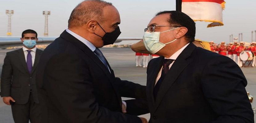 بالصور.. رئيس الوزراء يستقبل نظيره الأردني بمطار القاهرة