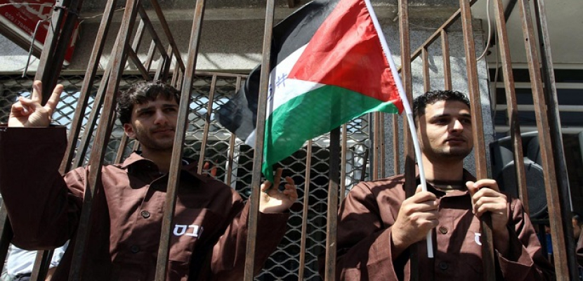 الأسرى الفلسطينيون ينفذون إضرابا شاملا في السجون الإسرائيلية