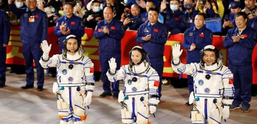 الصين تطلق بعثة مأهولة ثانية لبناء محطتها الفضائية
