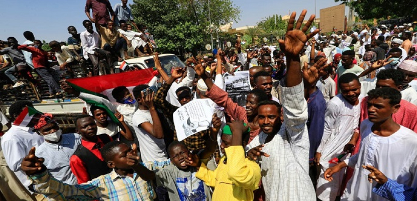 لليوم الثاني.. مئات السودانيين يواصلون الاعتصام بالخرطوم للمطالبة بحل الحكومة