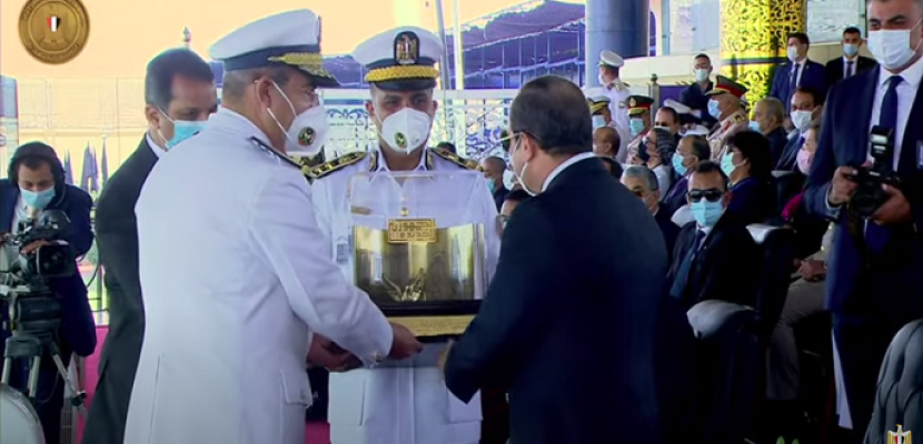 رئيس أكاديمية الشرطة يهدي الرئيس السيسي هدية تذكارية تحمل رموزًا للمشروعات القومية