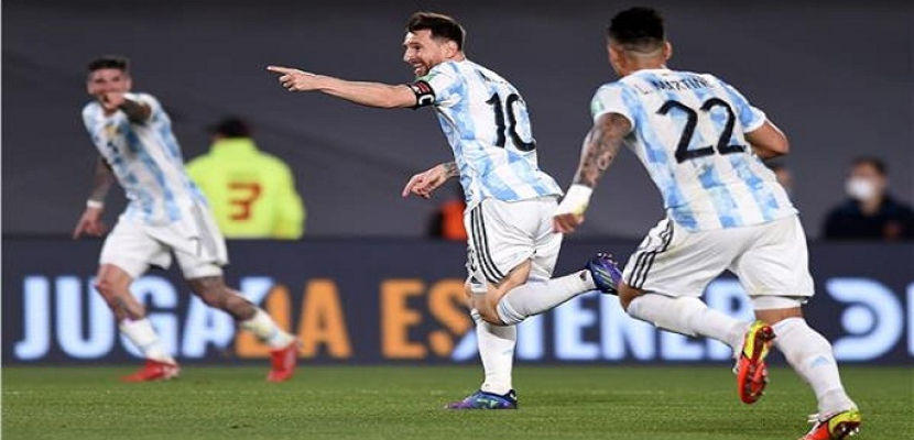 ميسي يتألق ويقود الأرجنتين لاكتساح أوروجواي بثلاثية في تصفيات كأس العالم