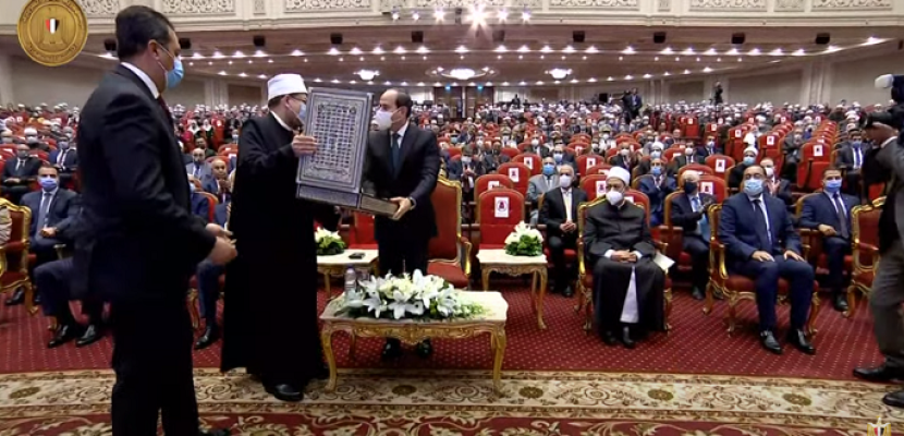 وزير الأوقاف يسلم الرئيس السيسي إصدارات سلسلة (رؤية) لتصحيح مفاهيم الدين