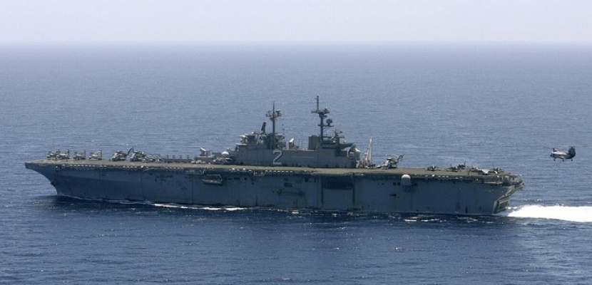 البنتاجون: مروحية إيرانية تقترب من سفينة حربية أمريكية في خليج عمان