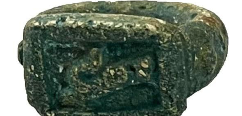بالصور.. ضبط ١٦ قطعة أثرية من العصور المصرية القديمة بميناء سفاجا البحري
