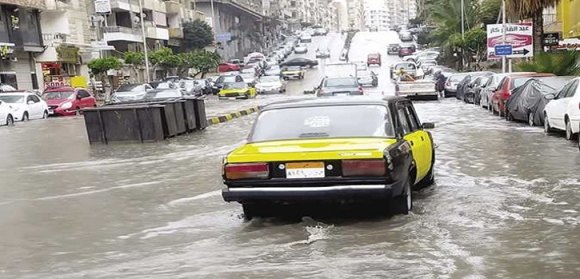 أمطار غزيرة على الإسكندرية مع استمرار حركة الملاحة
