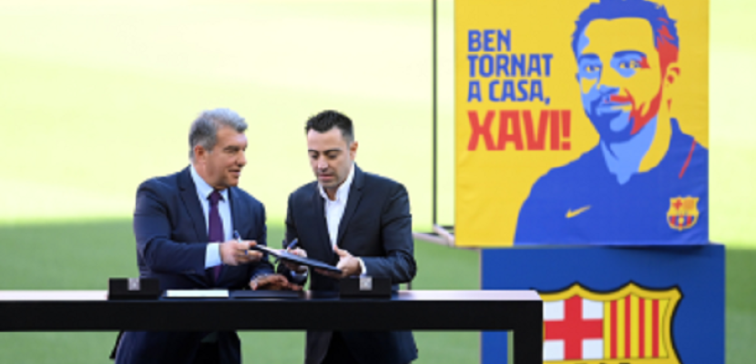 بالصور.. تشافي يوقع رسميا على عقود تدريب برشلونة في ملعب كامب نو