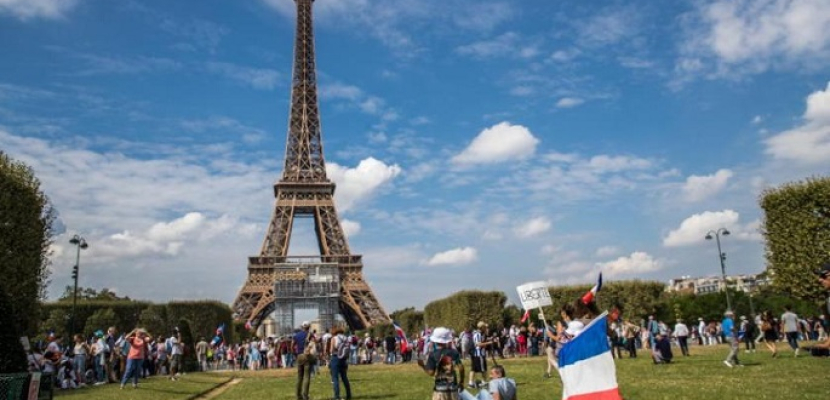 أعداد زوار برج إيفل في باريس تعود إلى مستويات ما قبل جائحة كورونا