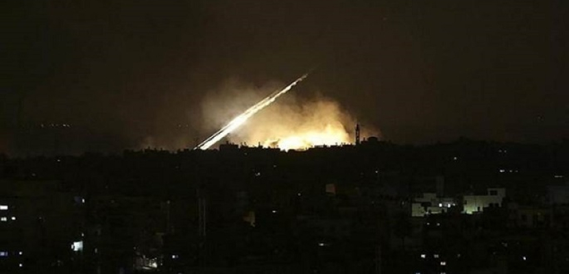 قتيلان و7 جرحى أغلبهم جنود في قصف جوي إسرائيلي وسط سوريا