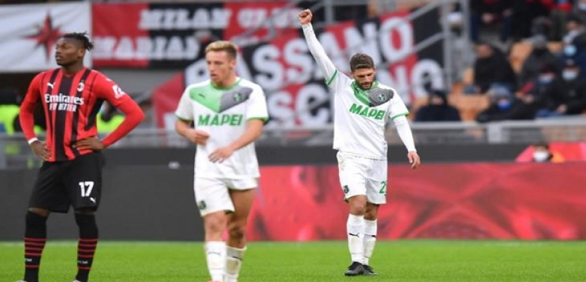 ميلان يسقط أمام ساسولو ويهدر فرصة الانفراد بقمة الدوري الإيطالي